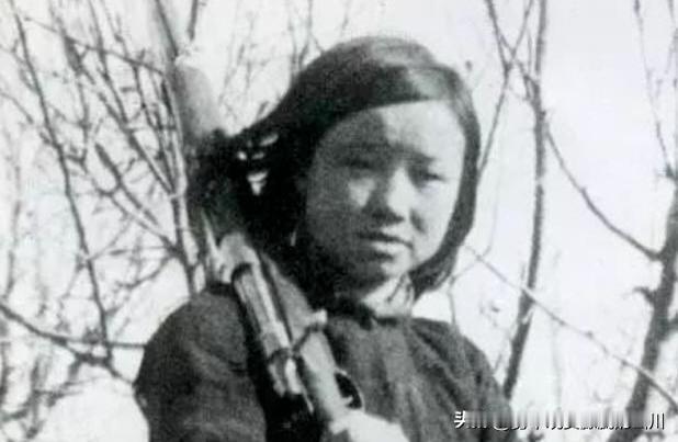 1944年，她把鬼子摁进开水锅烫死，又把军官踹进火堆，之后被鬼子刺穿腹部活埋，结