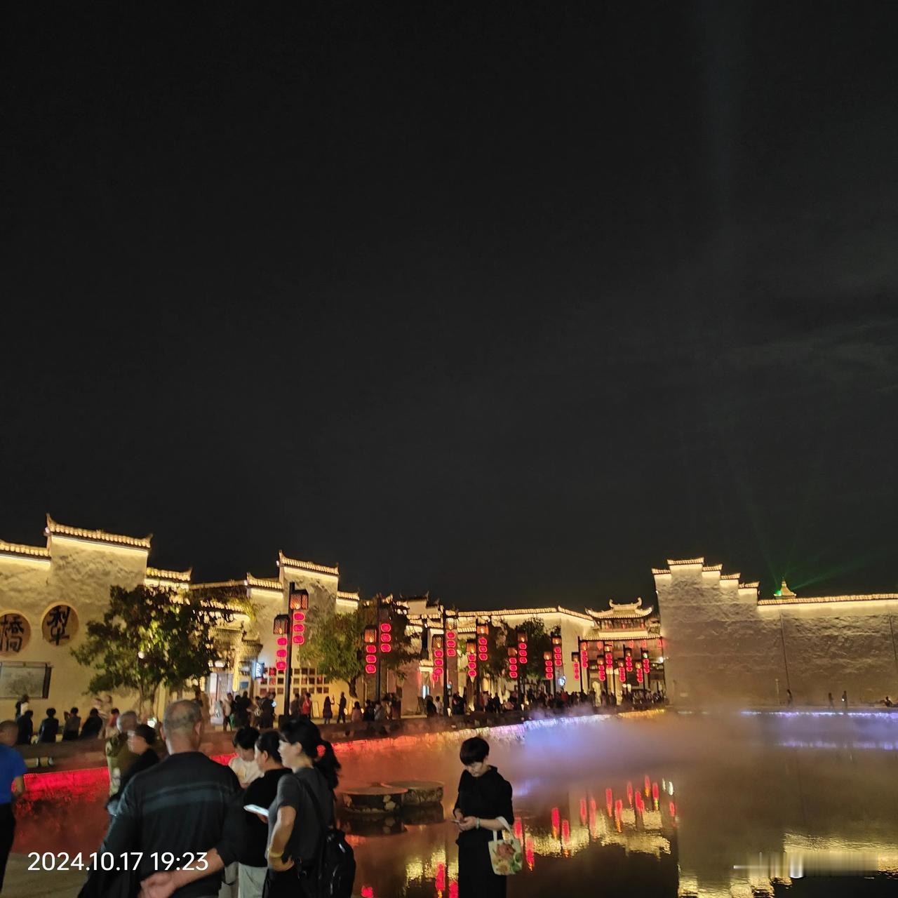 灯影摇曳下，人流如织，还是这儿热闹。

大家都爱凑个热闹，我也是个喜欢热闹的吧？