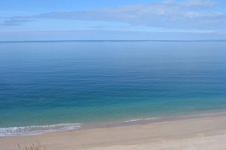 茅盾文学奖得主刘震云说：“每个人都睁着眼睛，但不代表每个人都在看世界；每个人都有