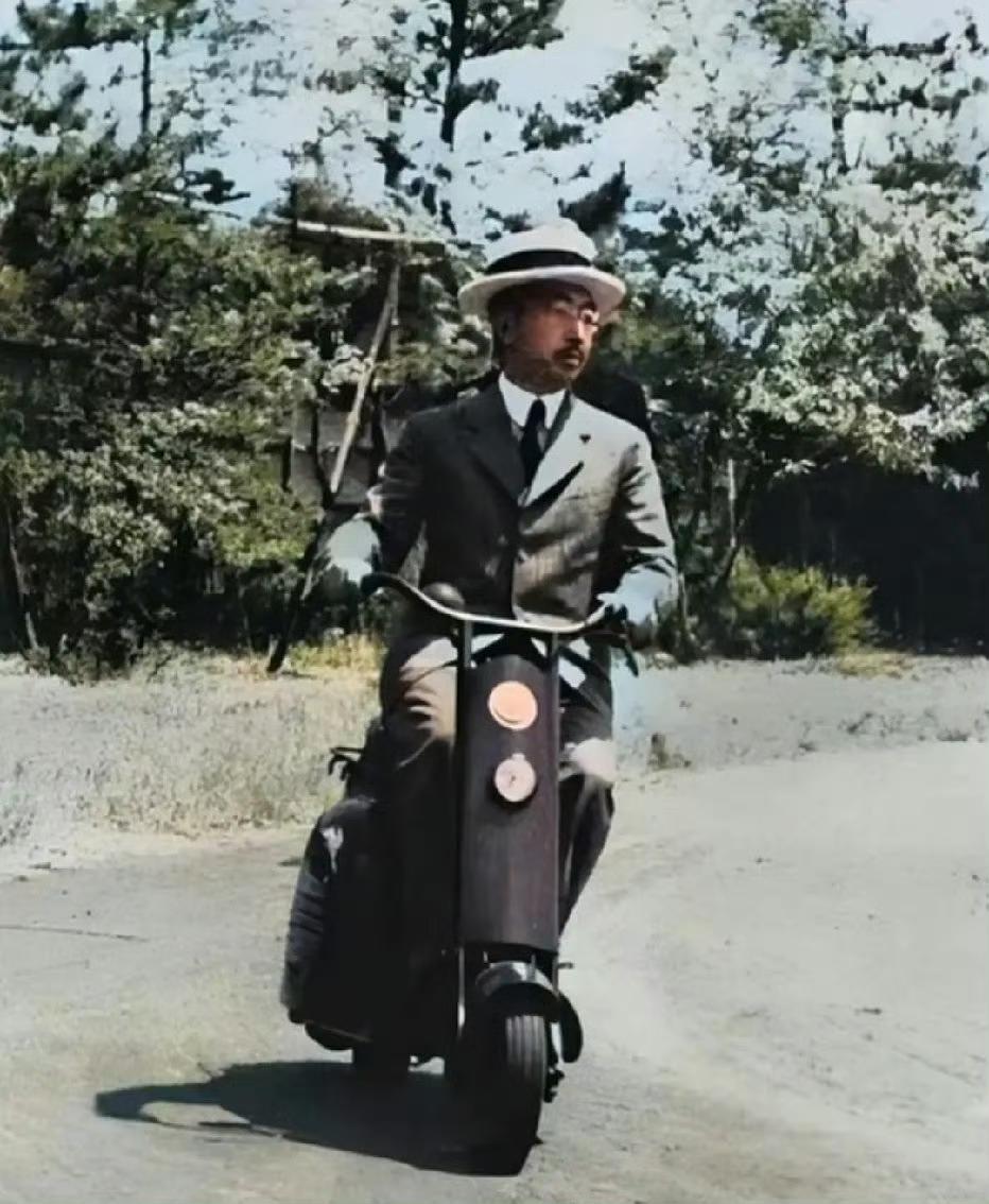 1948年，日本裕仁天皇骑着一辆美国产的踏板电动车兜风。