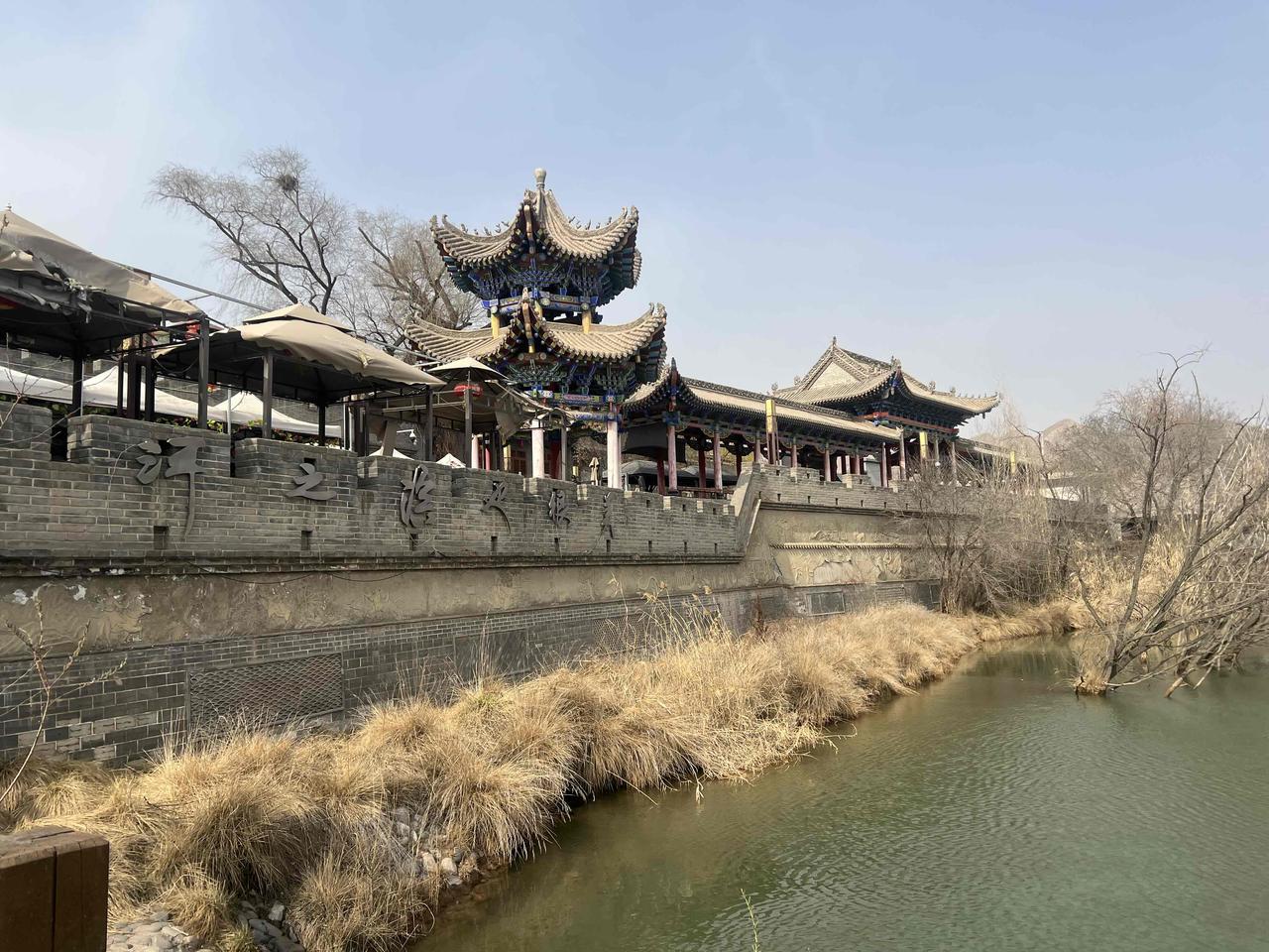 今天我有幸看到了一个旅行团，带着20-30人在参观河口古镇，很多外地的游客都在土