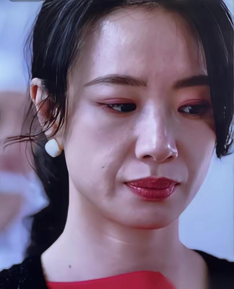 连装都不装了，给主角磨皮加美白，配角直接就是一个高清镜头直怼，真是绝了。

说实