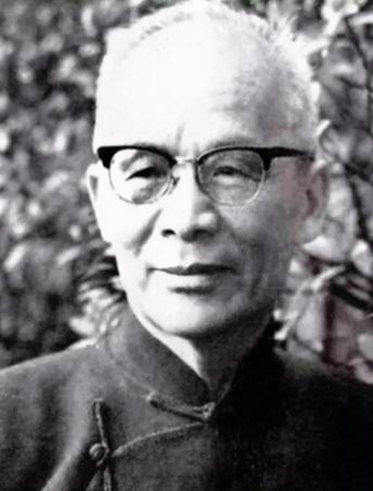 1950年，胡兰成受邀前往北京当官，可当他兴冲冲的走到半路时，却突然想起自己是个