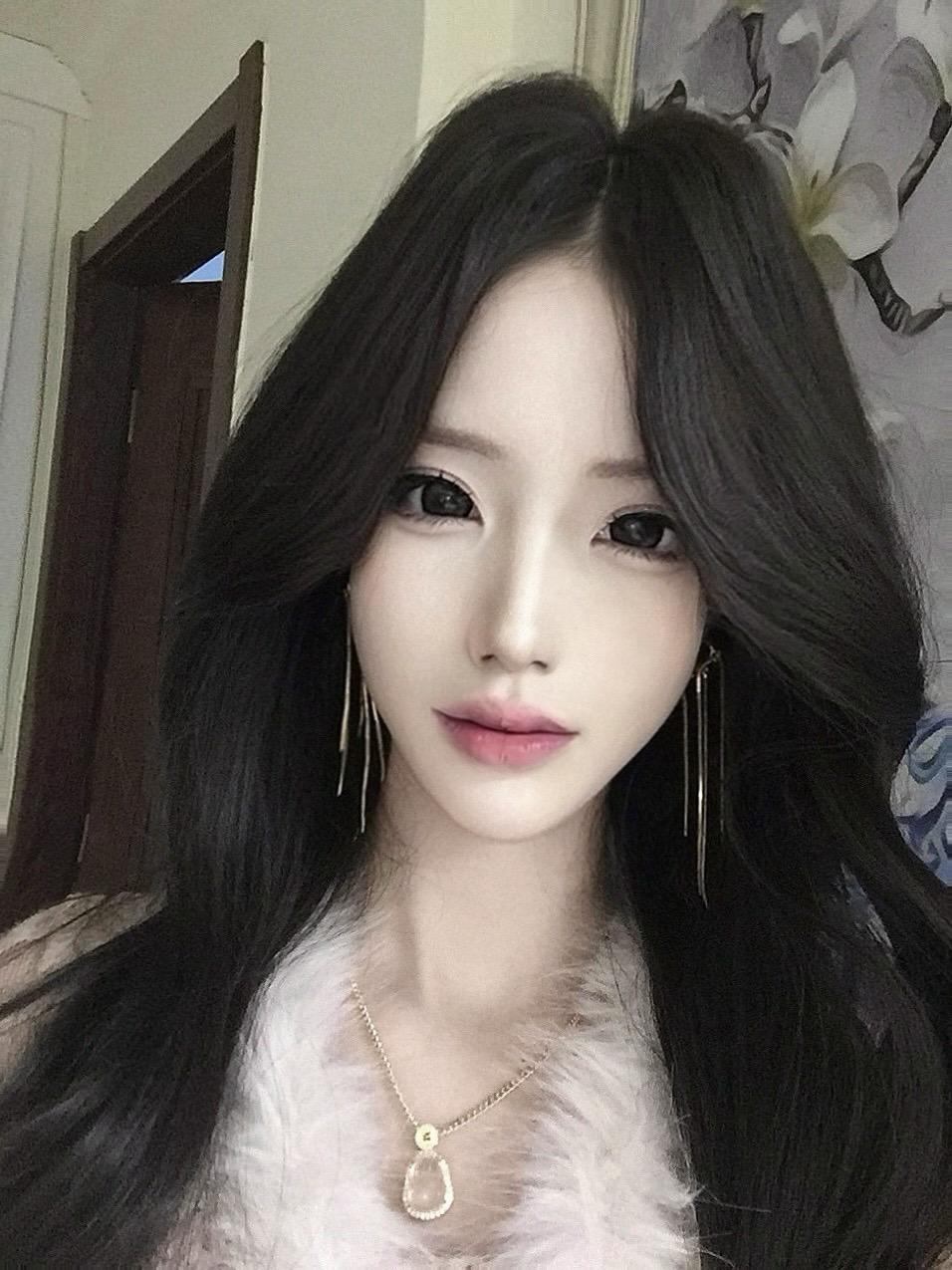 不知道啊。我话少就是高冷厌世女神。我话多就是明媚阳光开心果。我发呆就是...