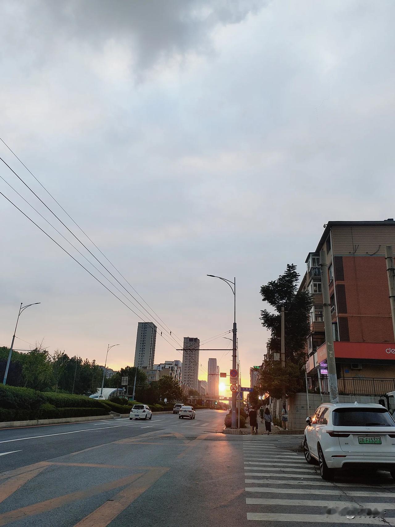 这个太阳现实看很大，很圆，像极了一个大火球，漂亮极了，但是拍照反光，真的看不出来