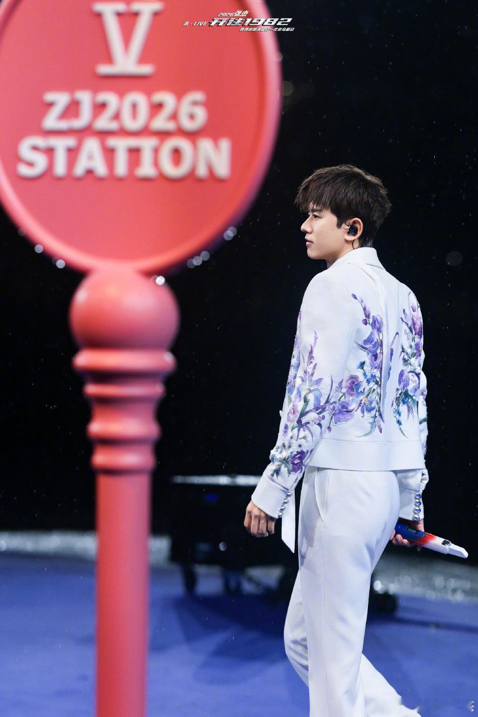 张杰鸟巢16场收官 🎉蓝色星海点亮鸟巢夜空，16场连开全程高能!杰哥用热爱浇灌