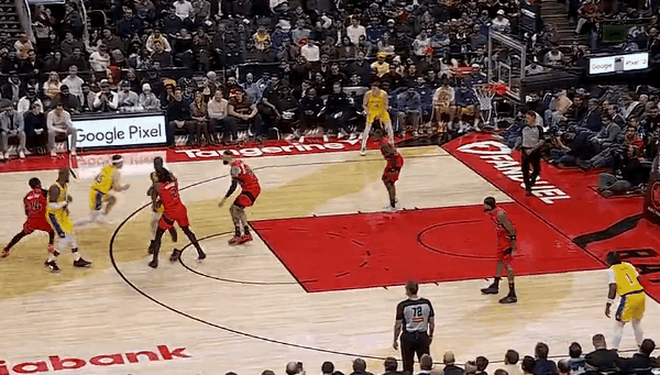 极限！里夫斯这球险些走步！
在今天NBA常规赛勇士对阵猛龙的第二节比赛中，里夫斯