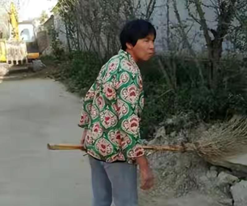 新婚三天，丈夫牺牲在战场。然而，身为烈士遗孀的她，竟嫁给丈夫的哥哥。30年，她扑