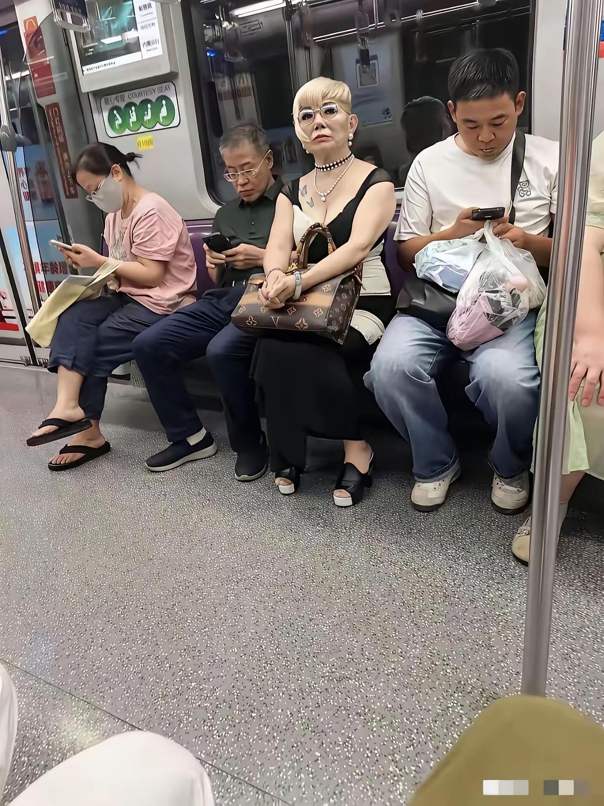 黄毛、纹身、低胸装，这三个特征组合在一起，难道这就是所说的，叛逆的“老年少女”吗