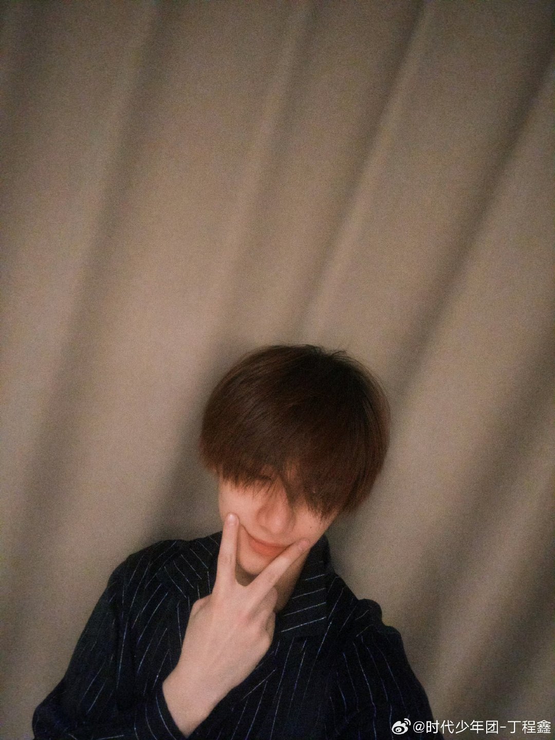 丁程鑫新鲜的比耶照丁程鑫条纹睡衣自拍照  新鲜的比耶自拍照来啦 丁程鑫