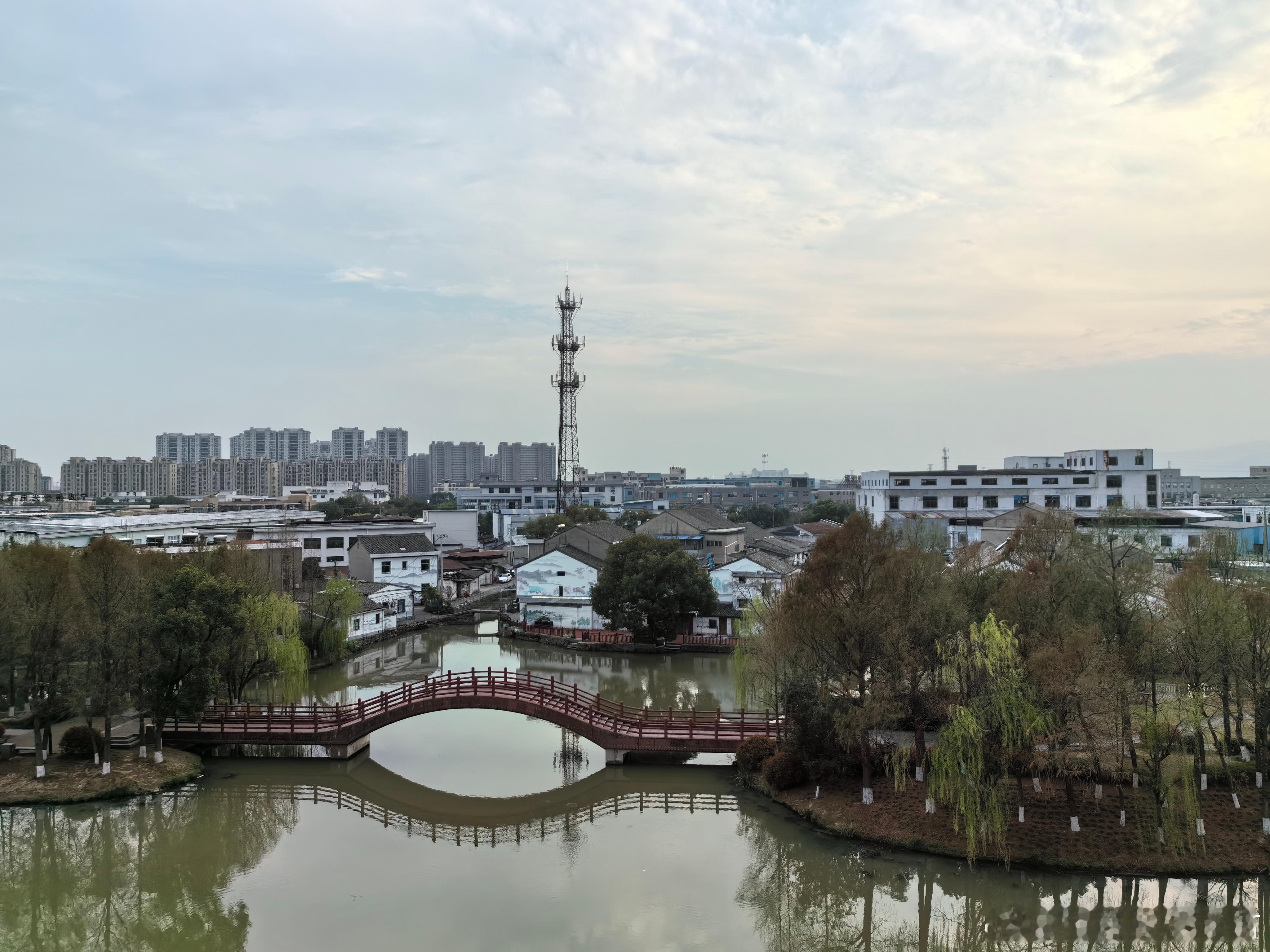 地铁1号线高桥站的风光挺不错，到宁波兴合脑康医院步行十几分钟，还算方便。一个现代