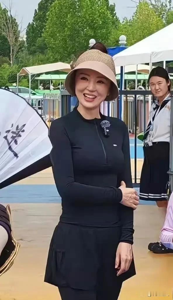 董璇这状态是认真的吗？45岁的她跟女儿在郑州玩，镜头里脸看着有点肿，腰也粗了不少