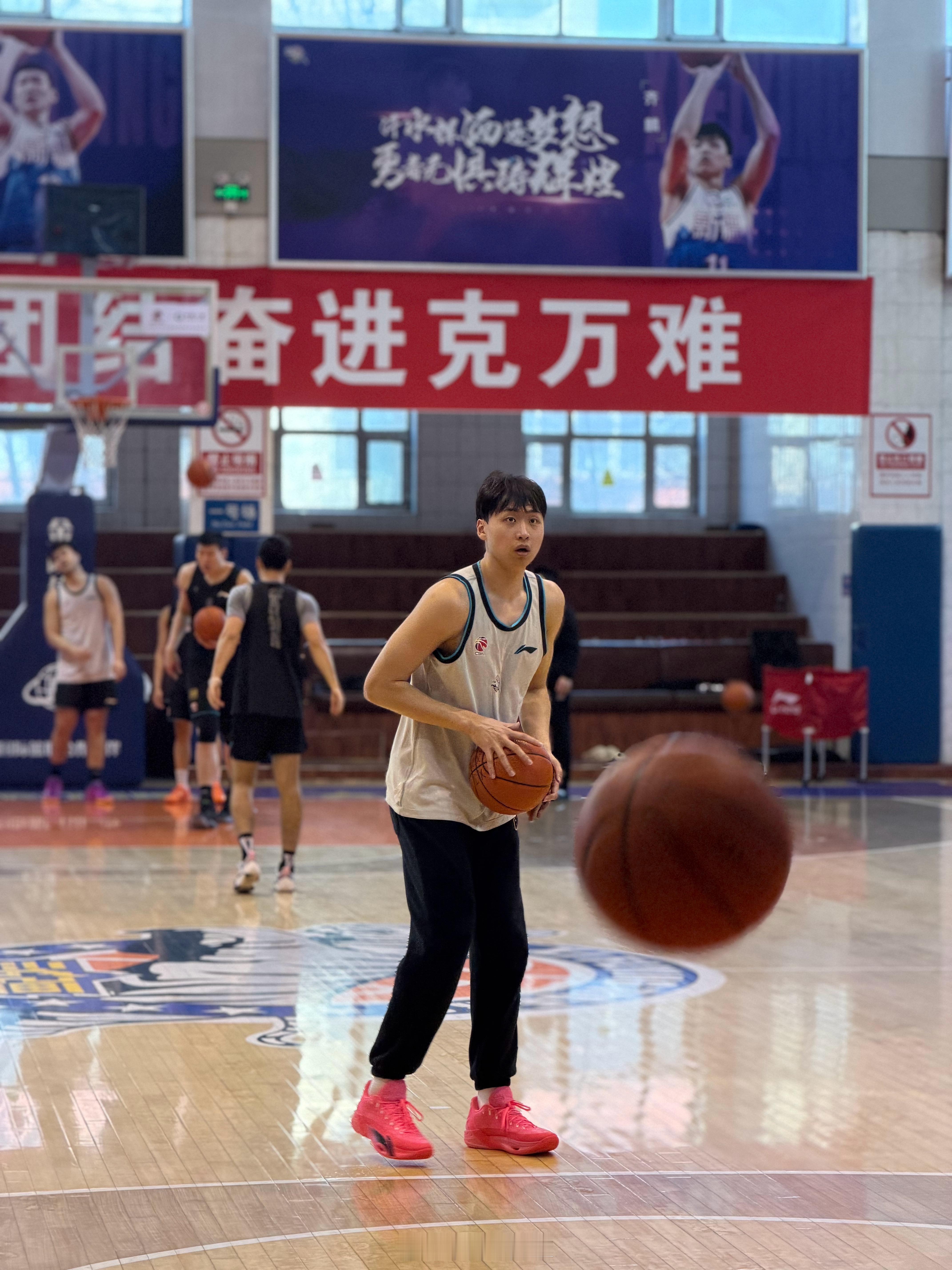 2026CBA全明星首发齐麟常规赛第一阶段收官战 新疆男篮vs浙江男篮训练📷新