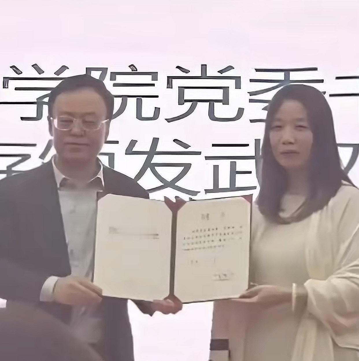 武汉大学文学院聘请网络作家“匪我思存”当写作导师，就好比北京电影学院请网剧大女主