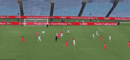 张玉宁头球摆渡助攻，韦世豪不停球凌空斩破门！今天的国足焕然一新，小范围配合很多，