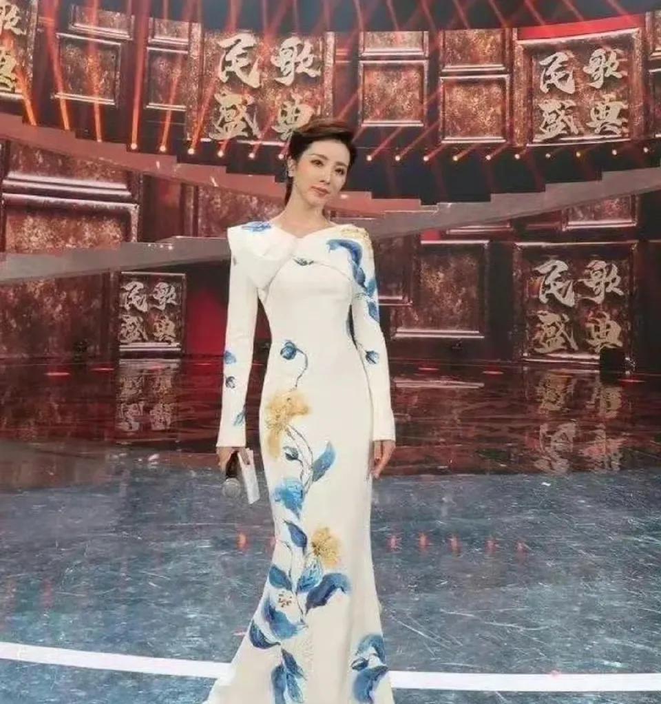 李思思真是可惜了，离开央视后，春晚主持个个捉襟见肘，只能矬子里头选将军，再也找不