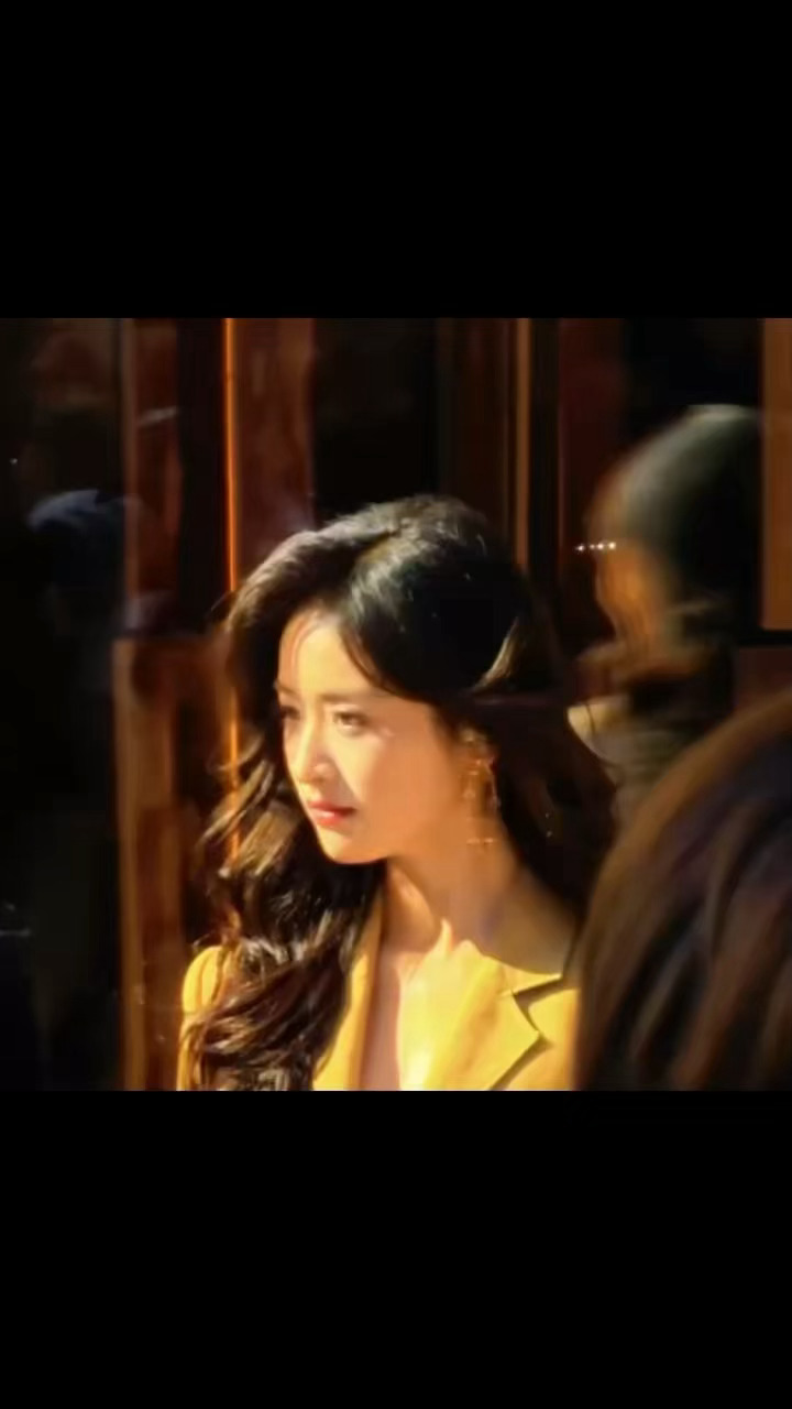 红唇大波浪的沈月好迷人 沈月大波浪红唇造型