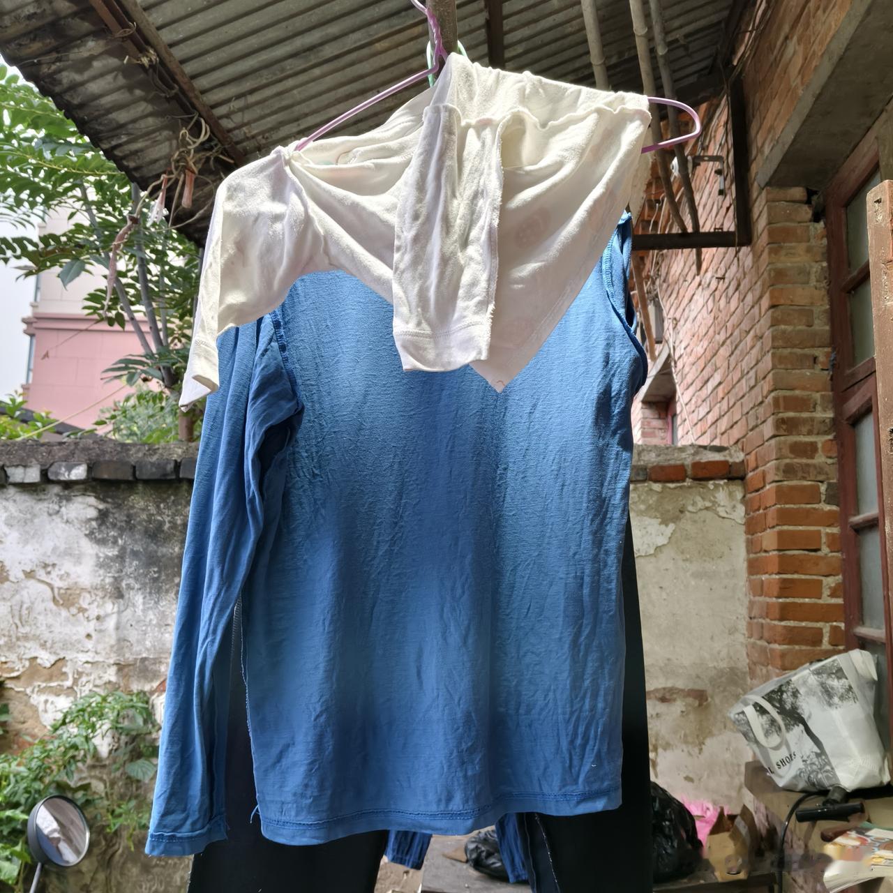 这是我家先生晾的衣服，闺女的上衣不忍直视，儿子的上衣袖子都不见了。我就想知道有没