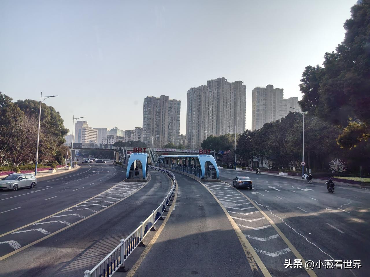 今天运气好，乘BRT出行，坐到的是双层巴士，坐在上层，居高临下，车水马龙间，这里