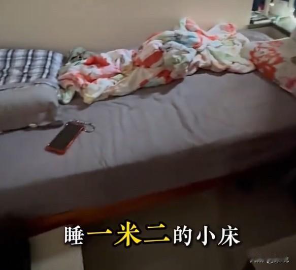 奥运冠军杨威一家6口挤香港40平米出租房！夫妻二人住1米2的小床，厨房做个饭，转