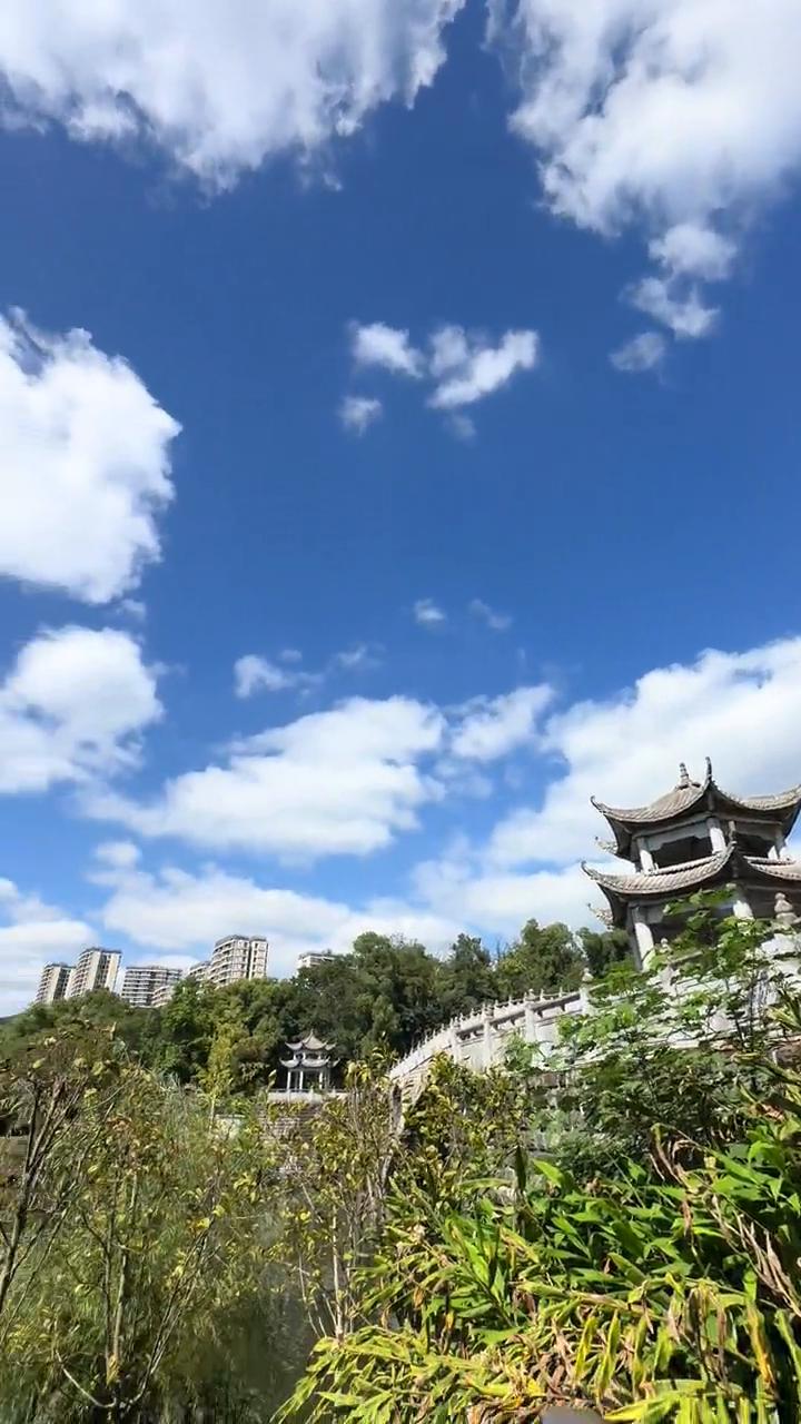 华颜寺的桂花开了，而且今天蓝天白云给大家看一看。华颜湖畔给大家看一看喷泉，还有很