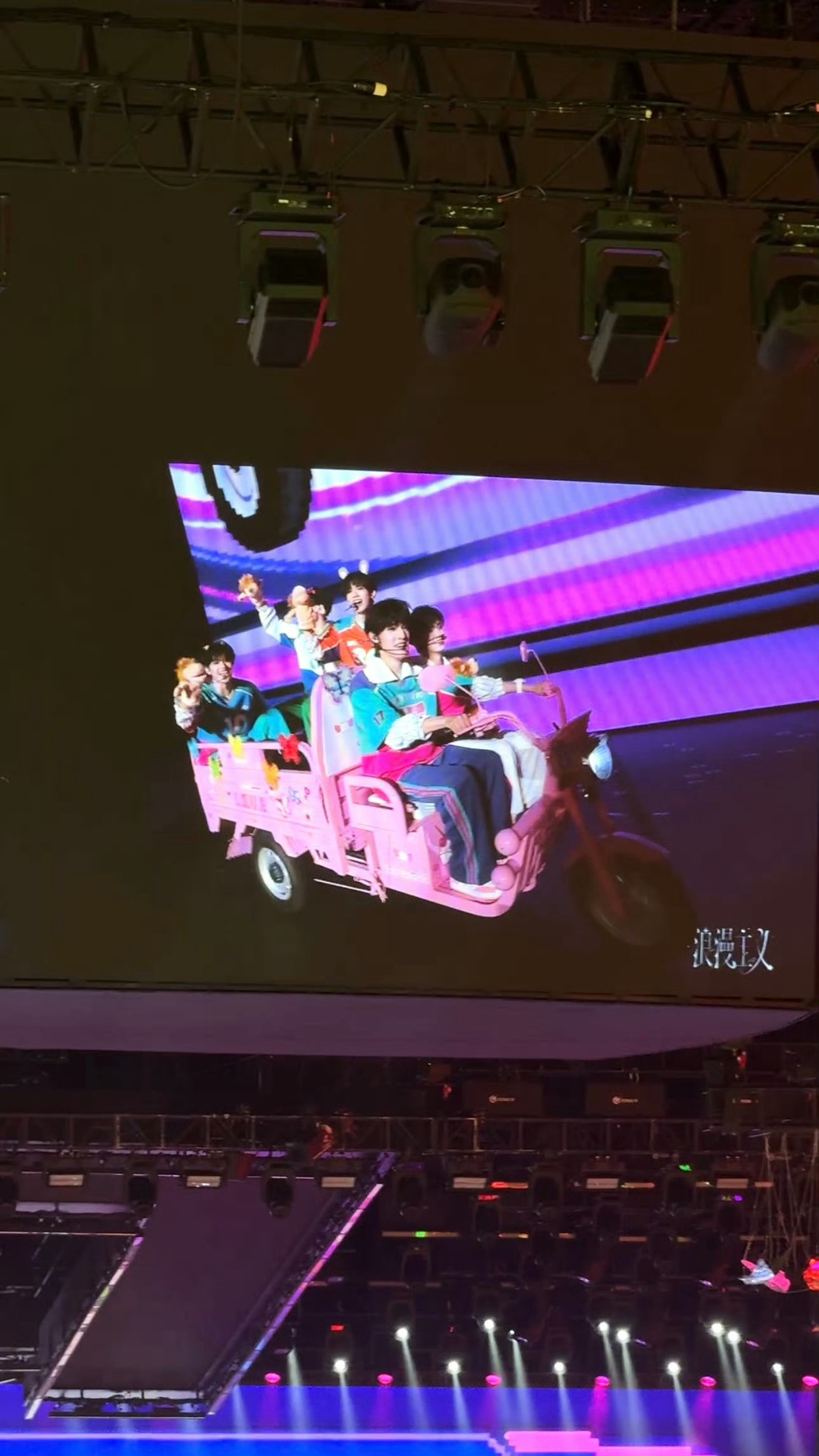 好可爱的小宝宝们登陆少年骑三轮车上台登陆少年五个人骑一辆三轮车