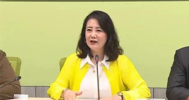 厚脸皮！吴思瑶说蓝白要罢免她说明给蓝白造成压力了。
在今日的陈水扁网络节目专访中