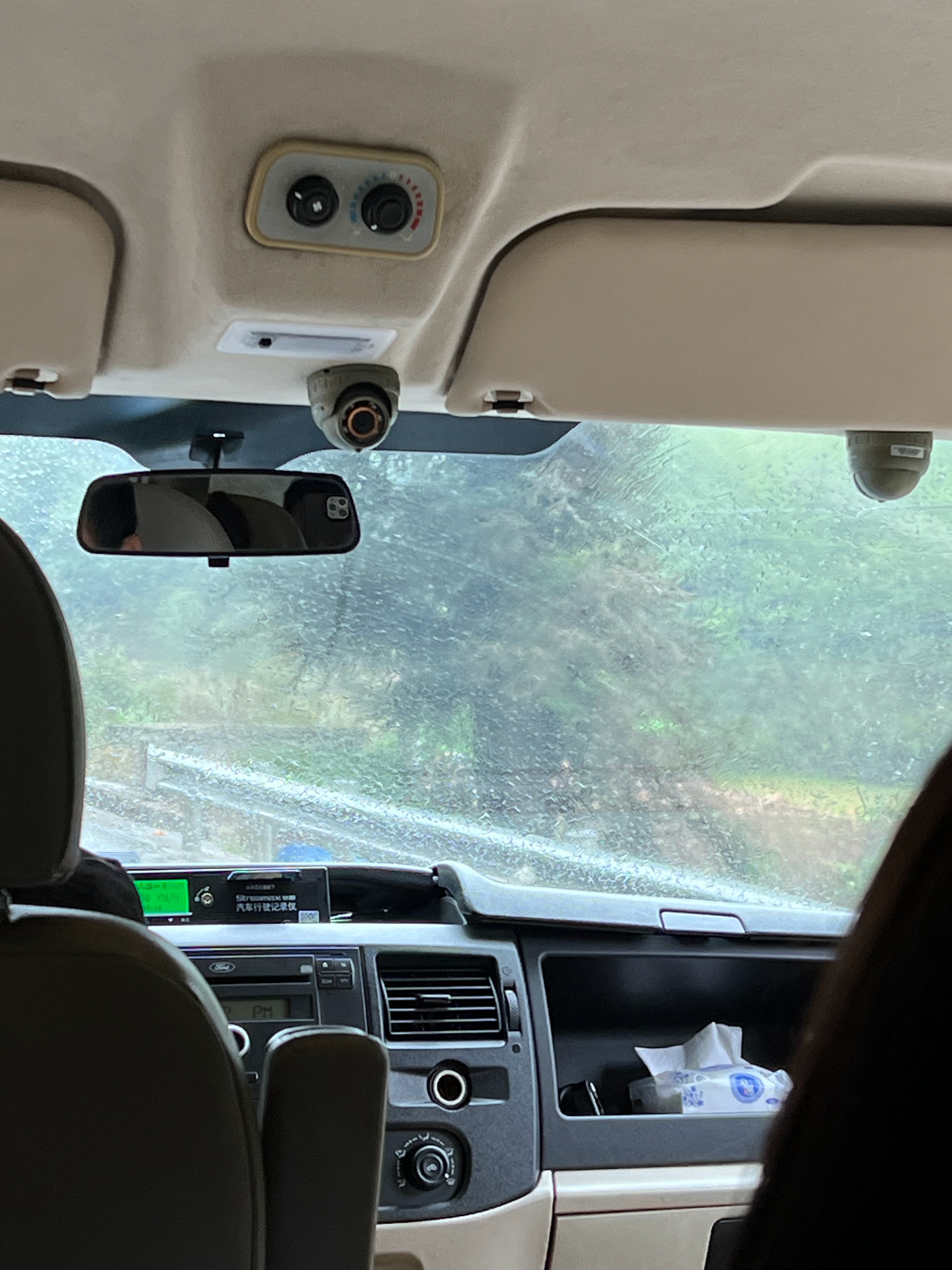 越来越害怕坐别人的车～今天徒步，人家给安排了接驳车，大概要开几十公里，90分钟。