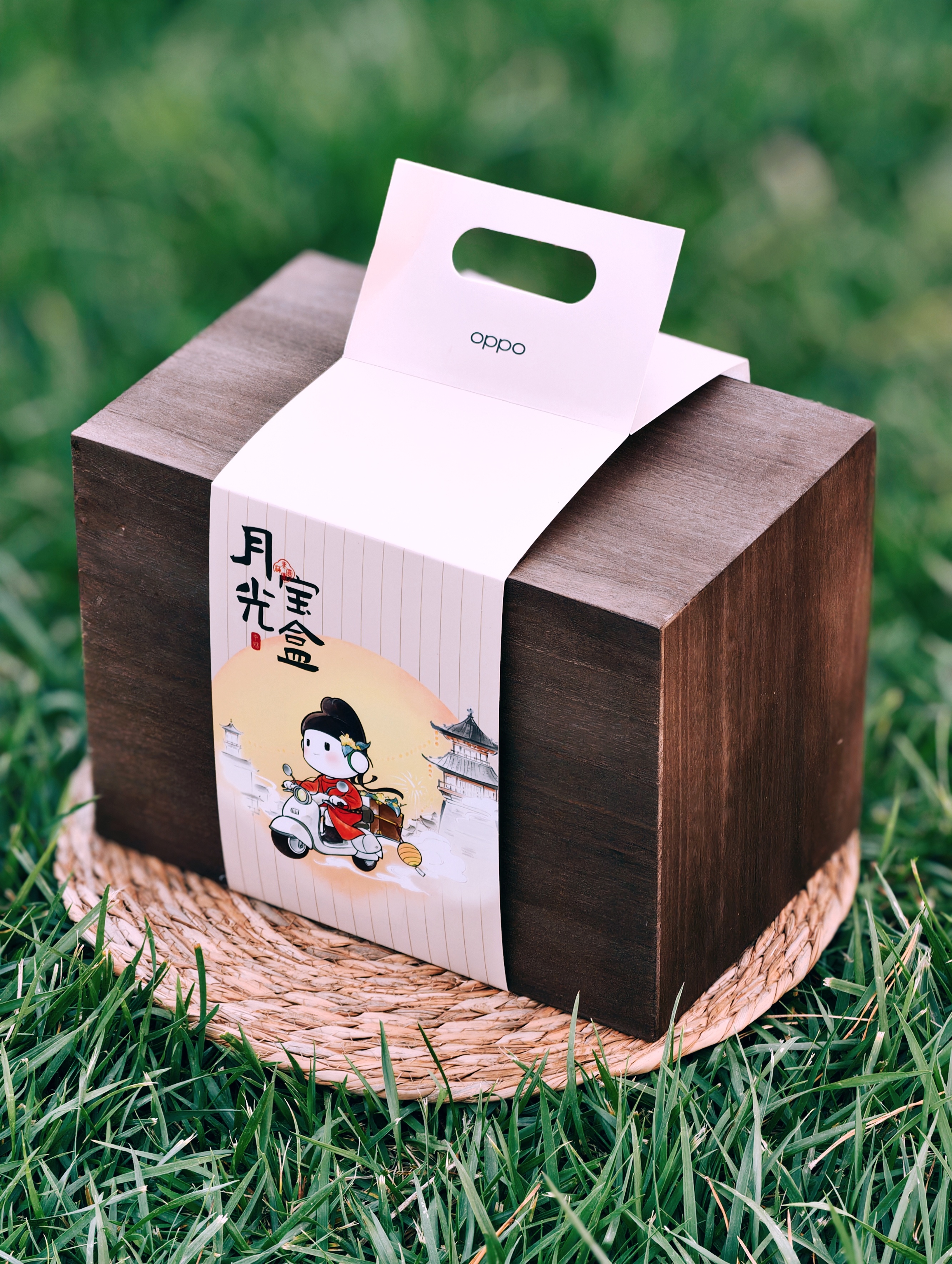 收到来自『OPPO』的中秋祝福居然是一套“月光宝盒”，里面藏了不少宝贝。尤其点赞