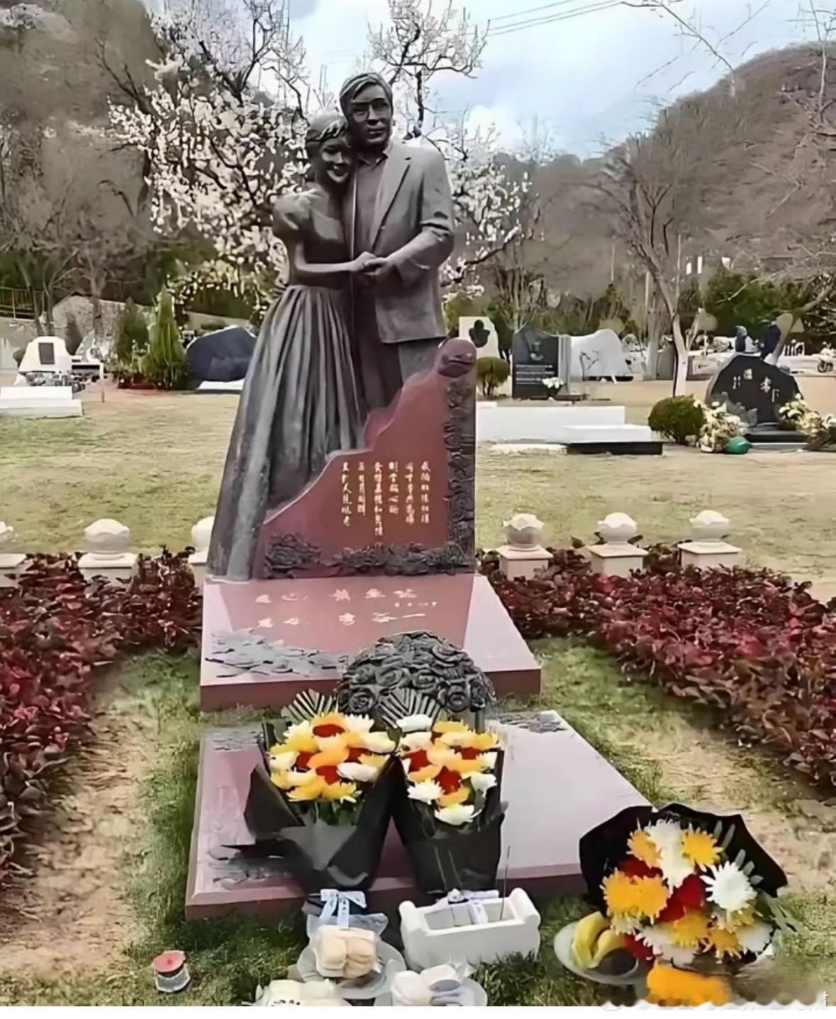 阎肃观察[超话]肃言肃语 著名歌唱家​李谷一老师人还健在，不光坟墓修好了，连墓碑