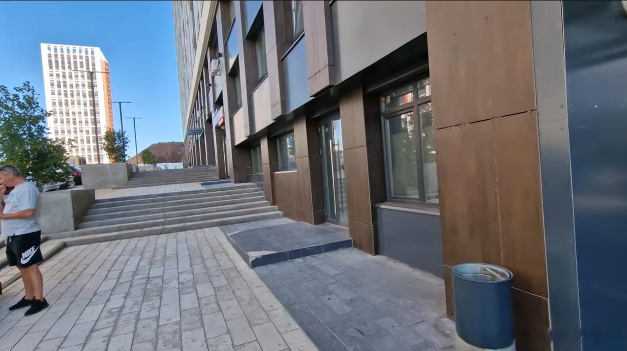 瞄了几个俄罗斯新建城市的住宅。嗯……跟中国差不多，或者说还不如中国。中国有小区，