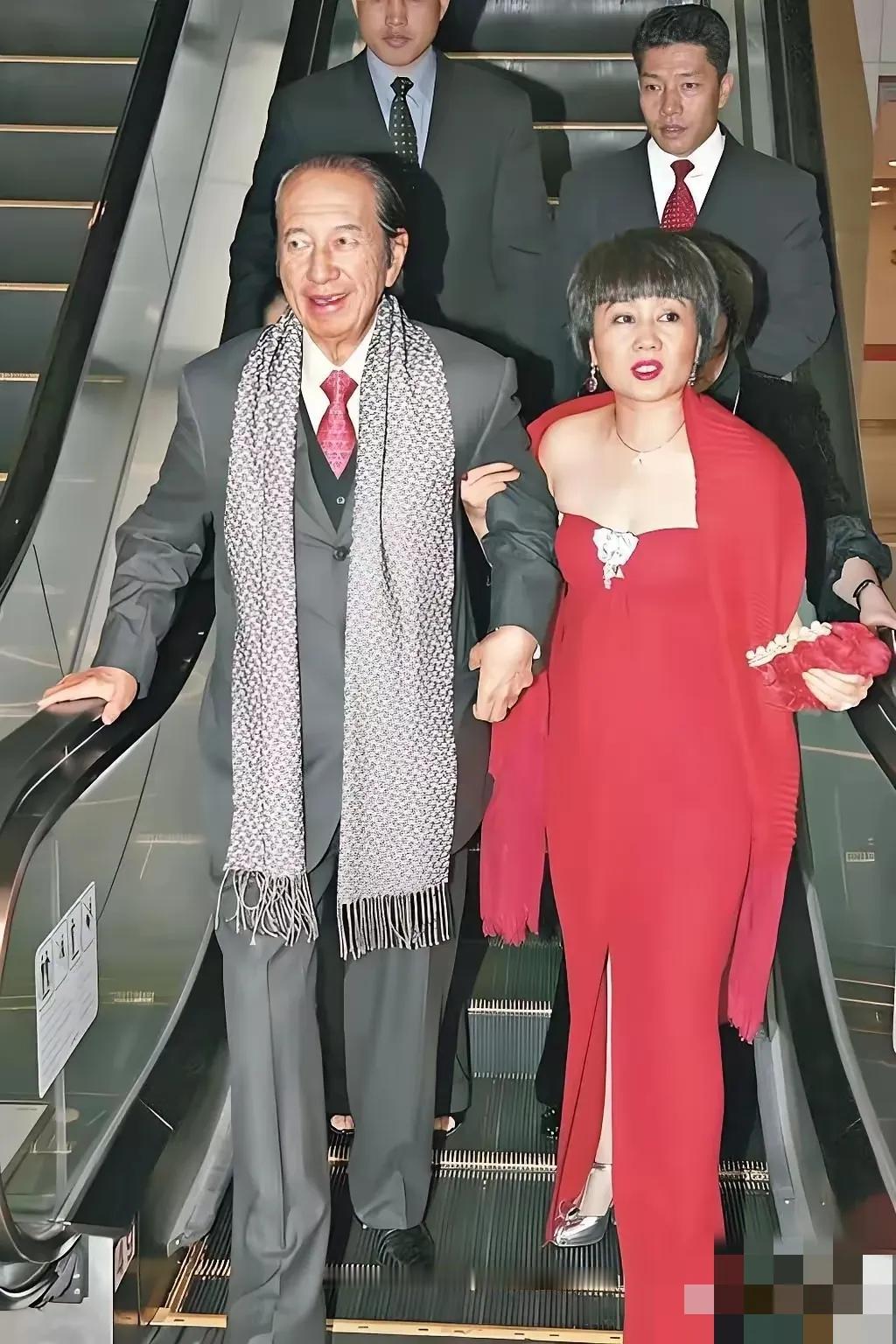 这是“赌王”和四太从商场电梯下来的镜头