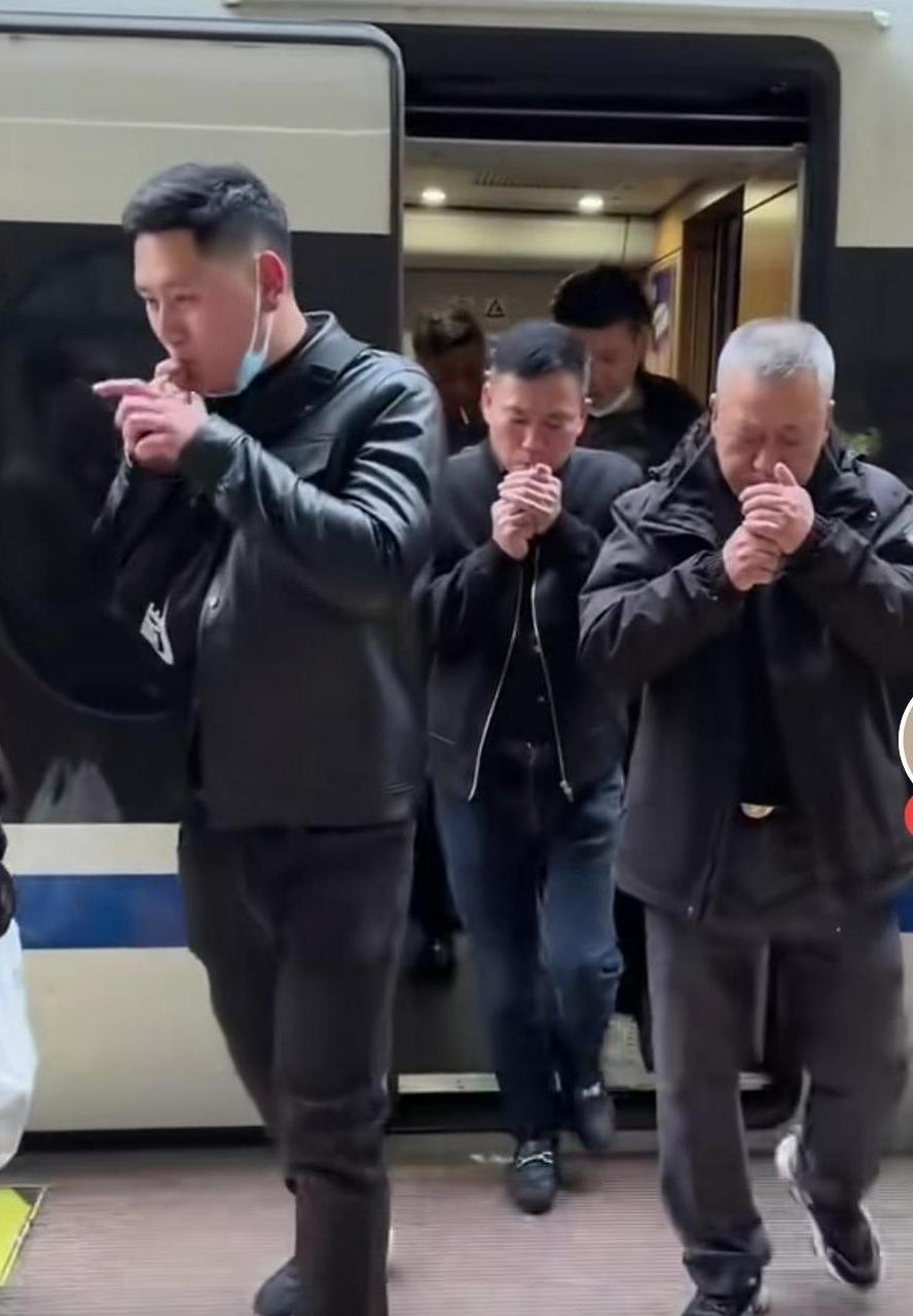 烟怎么戒，最直接的方法是算经济账，一天一包烟便宜的12元，可这12元要是让家人喝