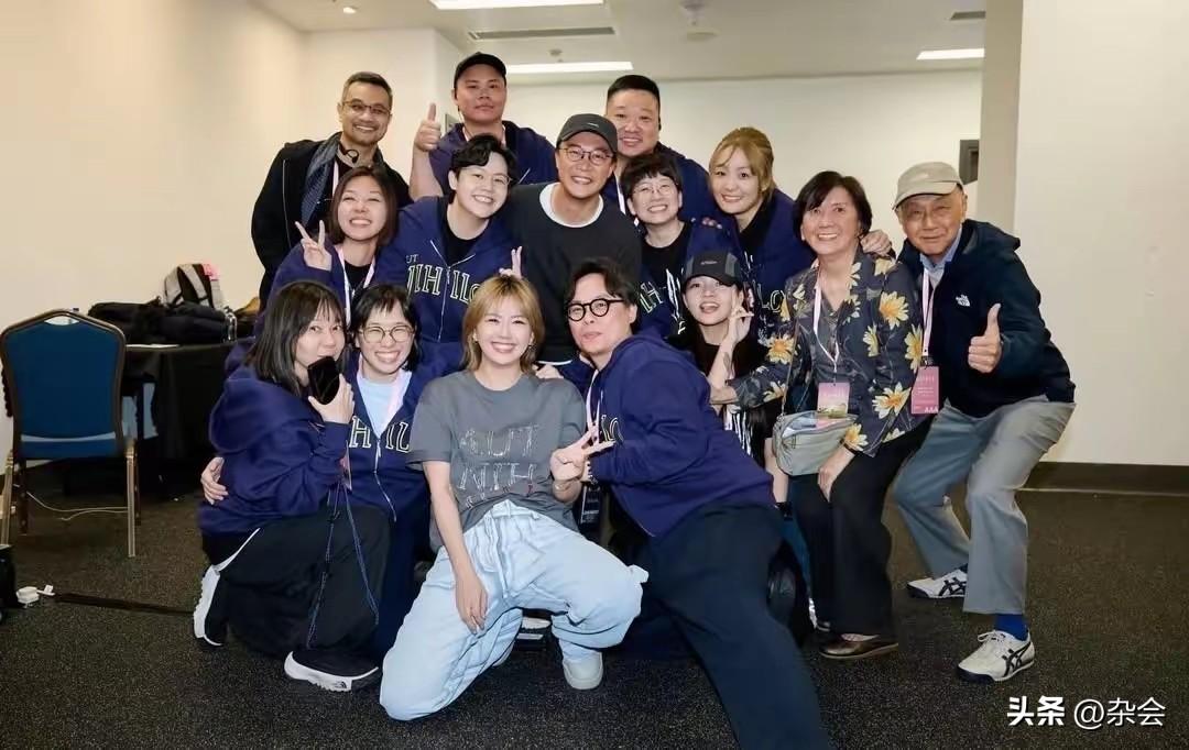 医生和燕姿终于同框啦！
陈奕迅与孙燕姿家人及团队的后台大合照，这画面太有爱了。