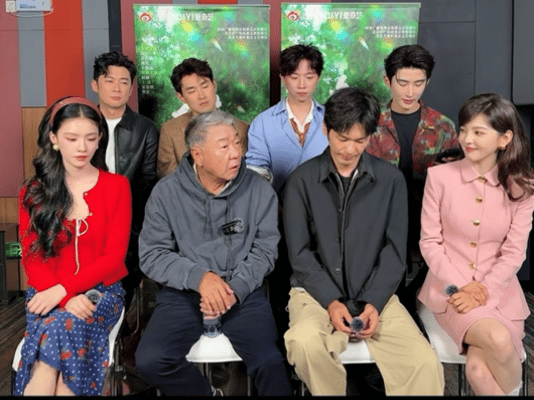 被夸到害羞！章若楠直球求夸太可爱
 
郑晓龙对章若楠的评价 章若楠跟郑晓龙说多夸