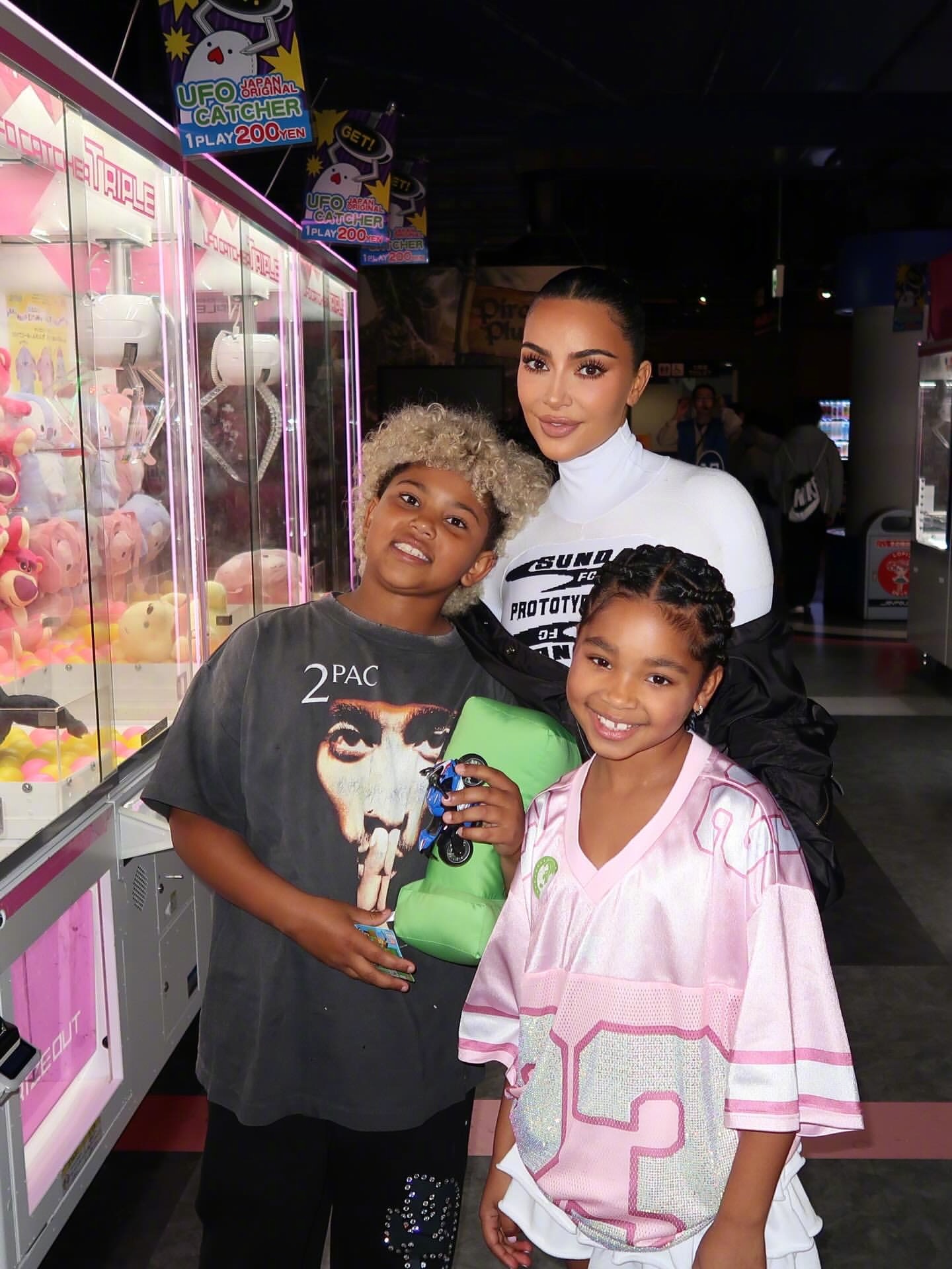 男友Lewis Hamilton亮相F1 日本大奖赛，金.卡戴珊带着三个孩子还有