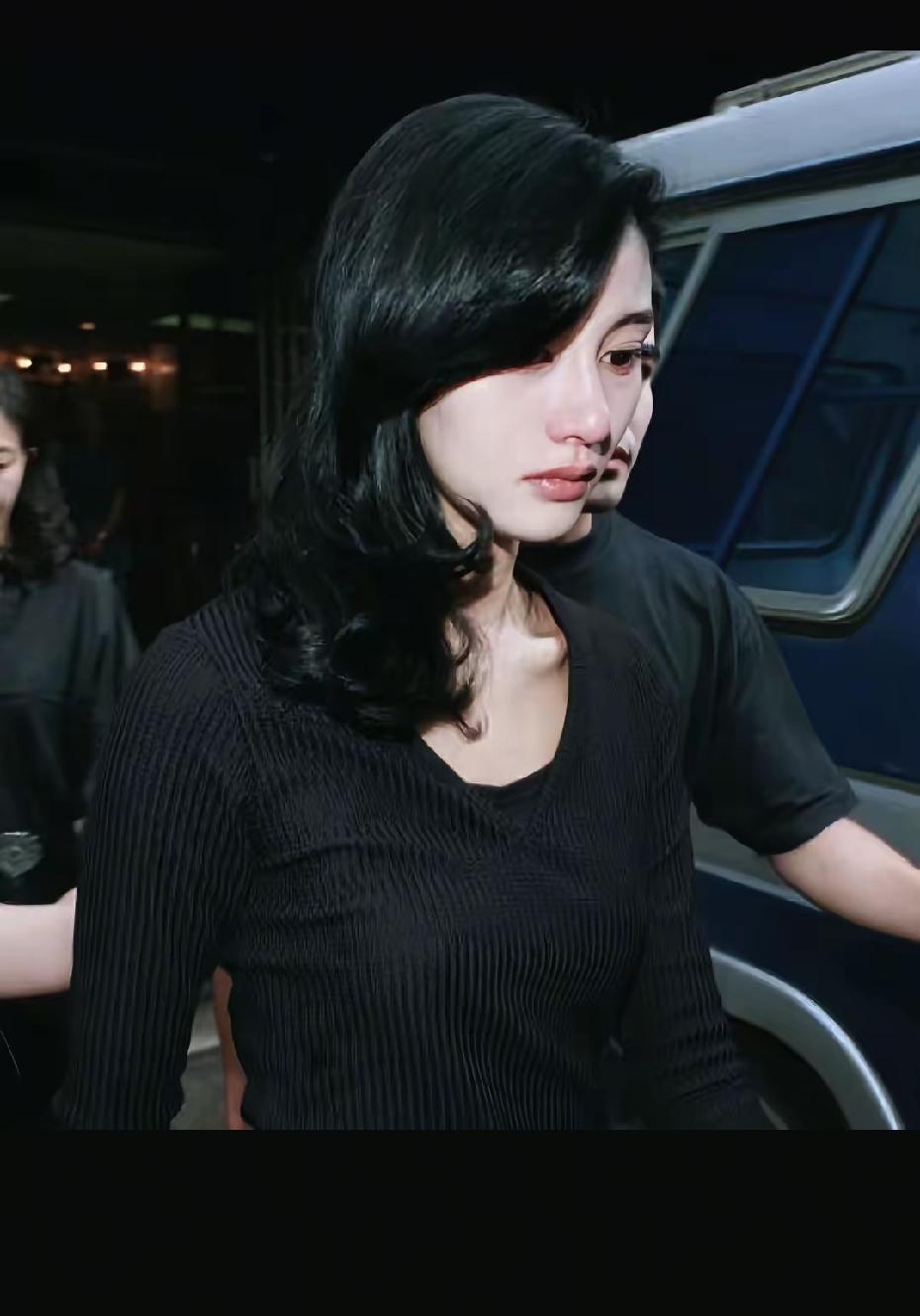 李嘉欣太美了！哭都这么美，让人忍不住心疼和怜惜！
最美的港姐，五官明艳大气！
她