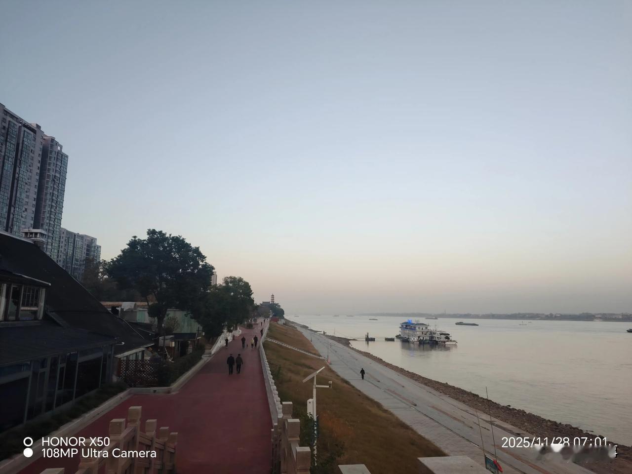 和孙颖莎搭在一起11月28日长江岸边晨练“和孙颖莎搭在一起”孙颖莎 孙颖莎笑容 