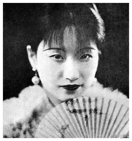 1928年的某一日，徐志摩的母亲推开儿子卧室的门，眼前的景象让她如遭雷击——儿子