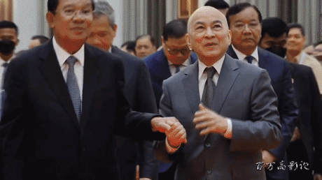 蔚然大观，洪森与西哈莫尼动不动就互相飙戏，演技堪称影帝。近期，柬埔寨参议院新办公