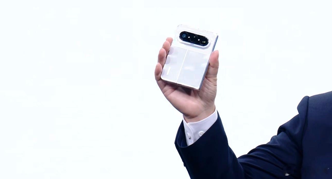 华为Pura X Max内外屏都是类似A4纸的比例 