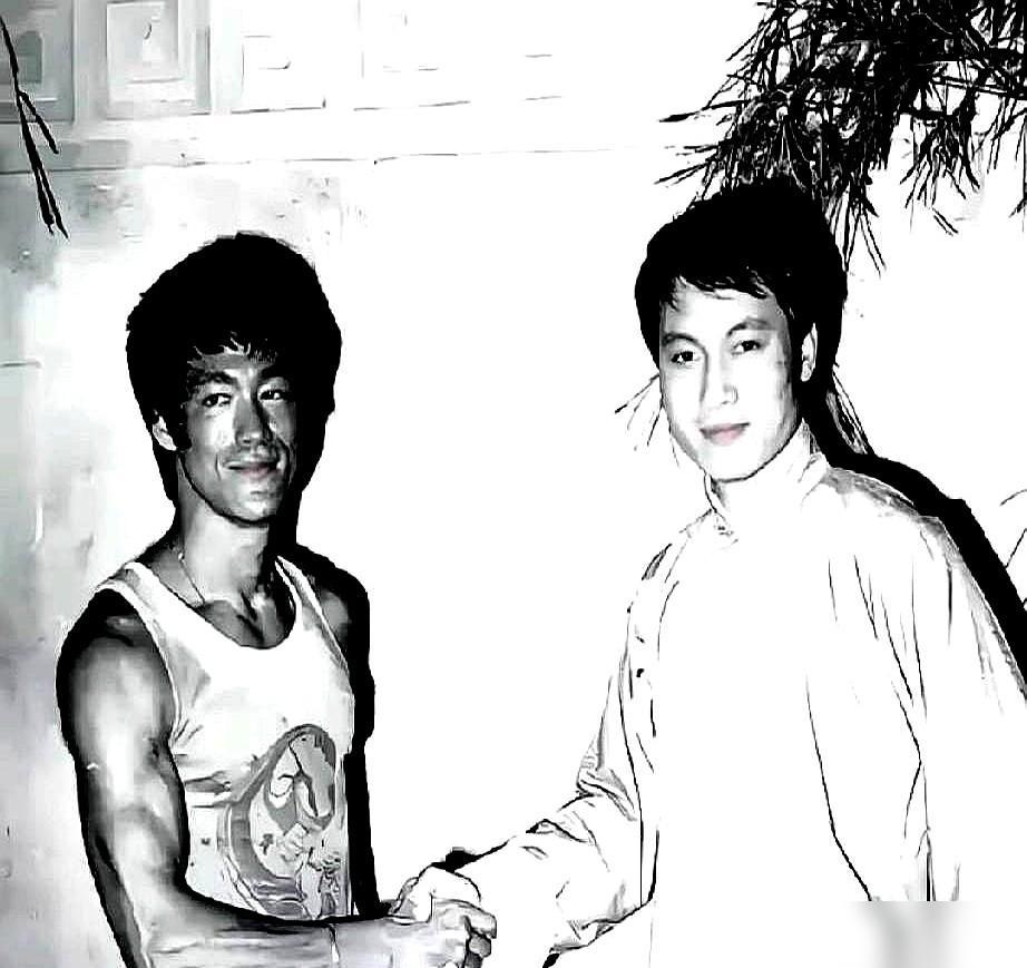 龙哥那股快要溢出屏幕的杀气，竟然被一个穿长衫的老头，用三秒钟就给掐灭了。

就一