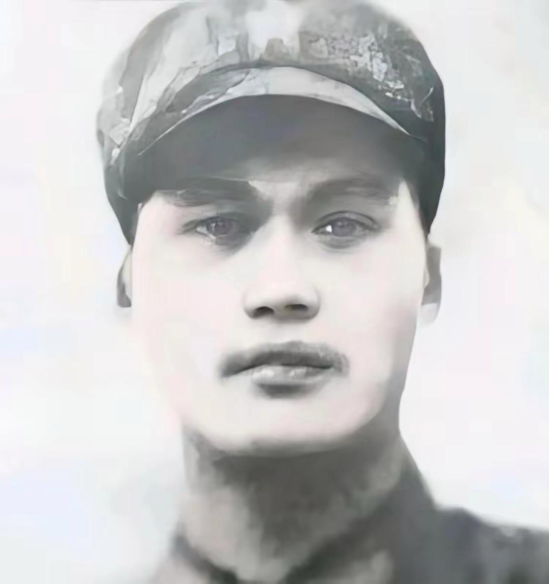 1979年，为了掩护战友突围，郑宏余和两名机枪手留下来阻击越军。激战中，两名战友