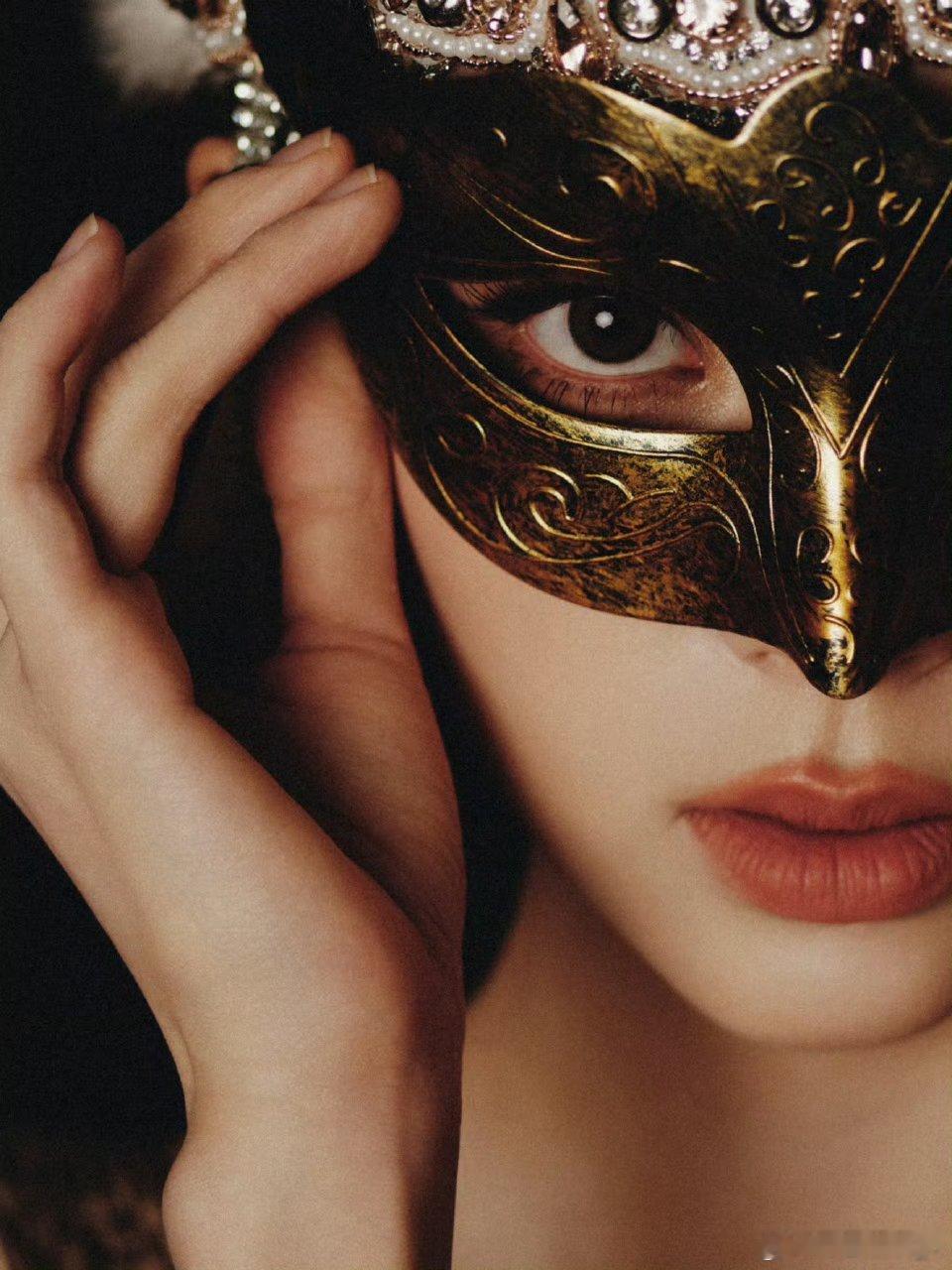 欧阳娜娜cos黛茜欧阳娜娜cos黛茜美到犯规！闪钻头饰配珍珠，复古优雅混少女感超