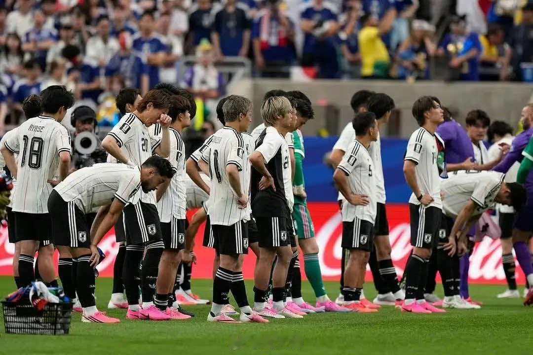 日本队获17亿日元奖金日本连吞两弹1-2遭巴西逆转绝杀，止步世界杯32强。据日本