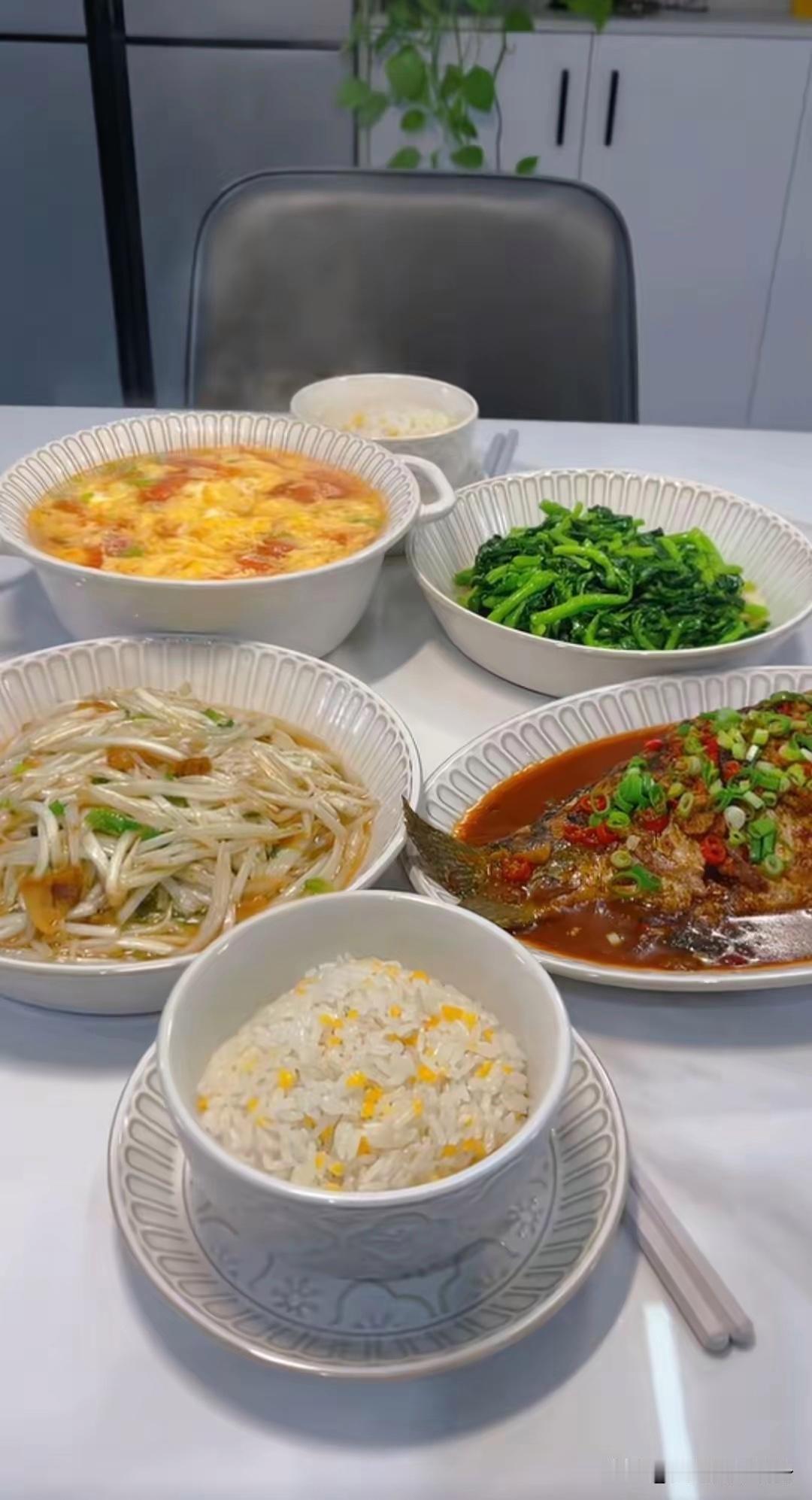 原来，废品站老伴那么赚钱呀
前两天老公卖纸壳的时候，跟废品站的老板聊了一会儿天，
