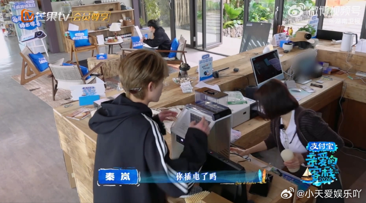 王鹤棣老辈子式捣鼓家电 王鹤棣跟制冰机“较劲”这画面太有生活感了！加水后机器没反