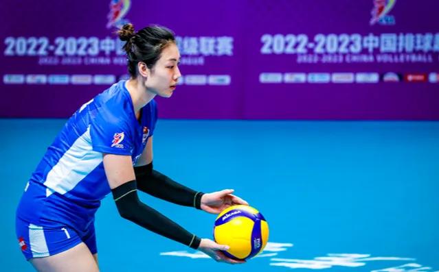在全国女子排球锦标赛的七八名决赛中，广东女排以0-3不敌北京女排，三局比分分别为