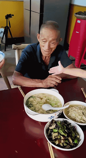 俩重孙争着孝顺太爷爷！弟弟看到姐姐端饭给太爷爷，觉得有点不舒服，非要把饭抢过来，