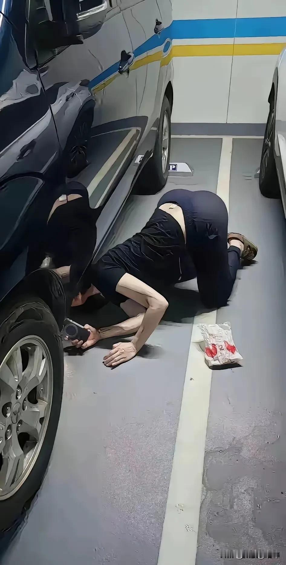 一位小姐姐去地下车库开车，结果隐隐约约听到有小猫的叫声，于是就开始找寻起来，结果